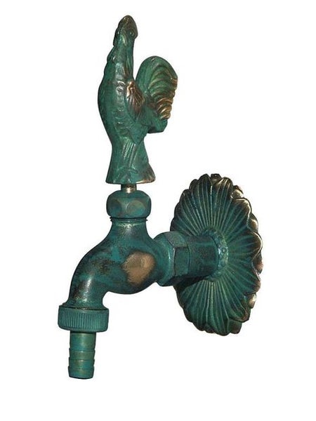 Auslaufventil für den Garten aus Messing mit Patina und einem Griff in Form eines Hahns.