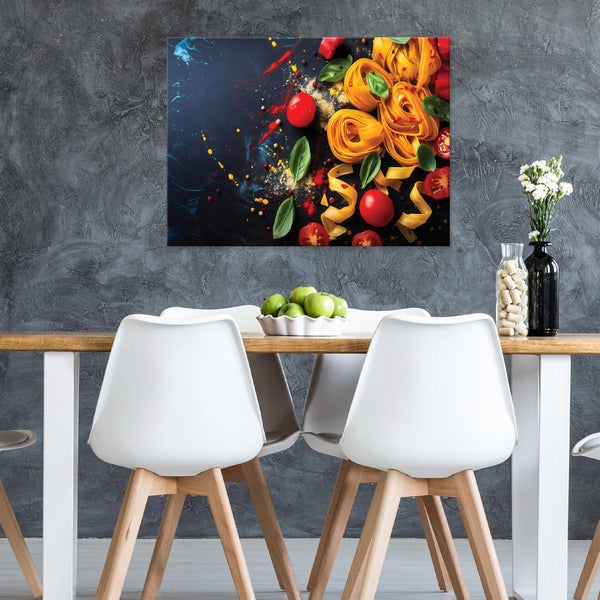 Wandbild mit Nudelmotiv über einem Esszimmertisch mit weißen Stühlen und grünen Äpfeln vor einer grauen Wand.