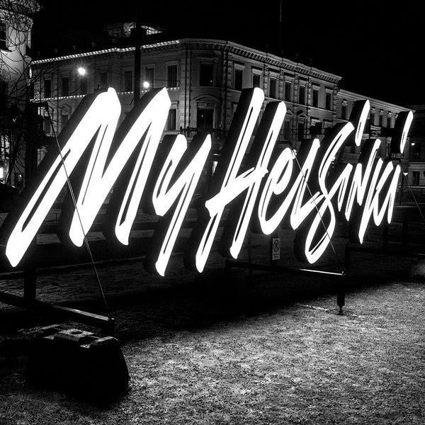 Leuchtreklame mit der Aufschrift Mein Helsinki im Außenbereich