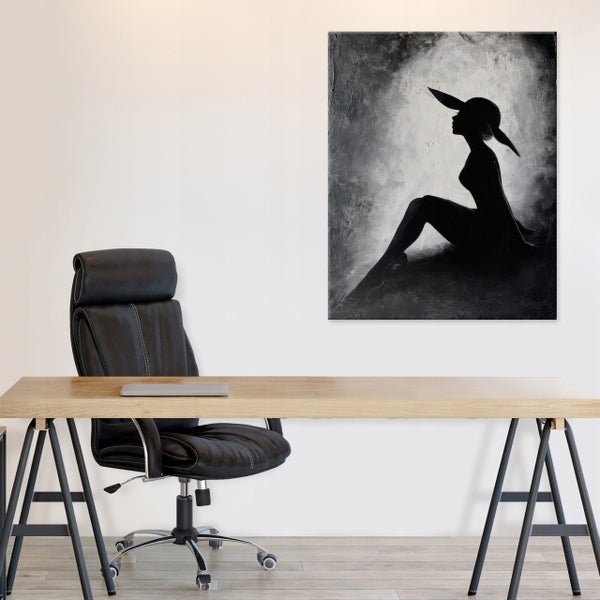 Büroszene mit Schreibtisch, Bürostuhl und gerahmtem Schwarz-Weiß-Bild