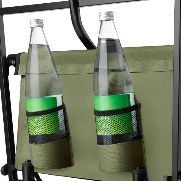 Detailansicht eines Campingstuhls mit zwei Wasserflaschen in Netztaschen.