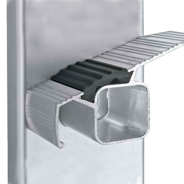 Detailaufnahme eines Aluminium Pfostenhalters