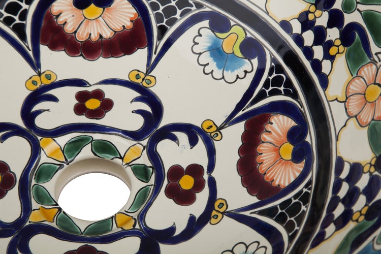 Detailansicht eines Waschbeckens mit floralen Mustern