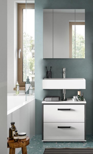 Moderner Badezimmer-Waschtisch mit weißem Unterschrank, zwei Schubladen, weißem Waschbecken und dreitürigem Spiegelschrank.