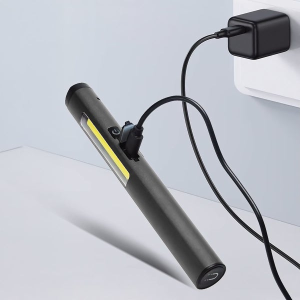 Akkuleuchte beim Aufladen mit USB-Kabel und Netzteil