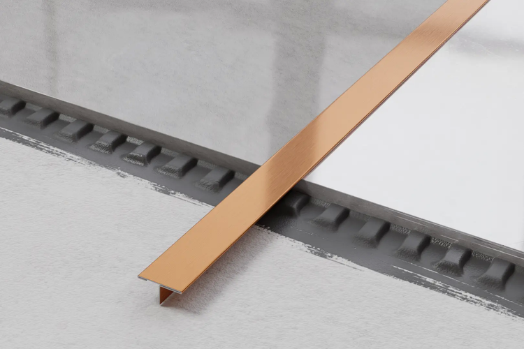 T-förmiges Fliesenprofil aus Metall