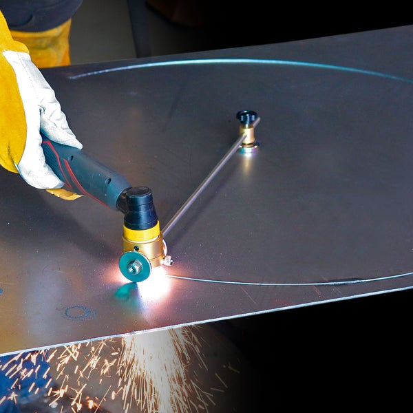 Metallbearbeitung mit Plasmaschneider zum Schneiden eines Kreises