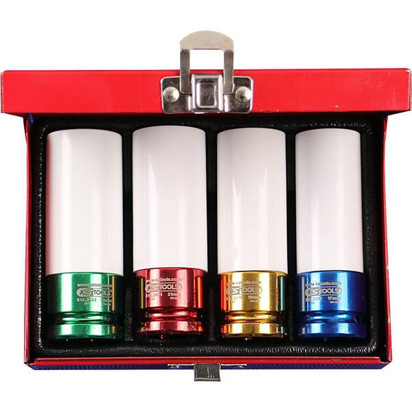 Eine Person benutzt einen Schlagschrauber an einem Autorad.