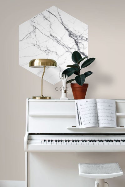 Dekoratives Interieur mit weißem Klavier, goldener Lampe, Pflanze und Wanddekoration mit Marmorstruktur