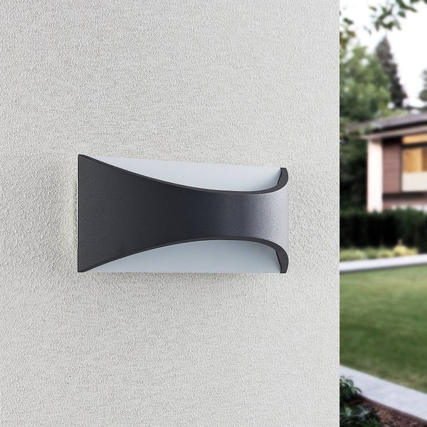 Moderne Außenwandleuchte in Anthrazit mit geschwungenem Design.