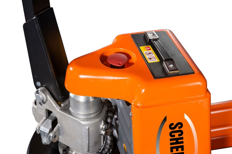 Detailansicht eines orangefarbenen Gabelhubwagens mit rotem Stoppknopf