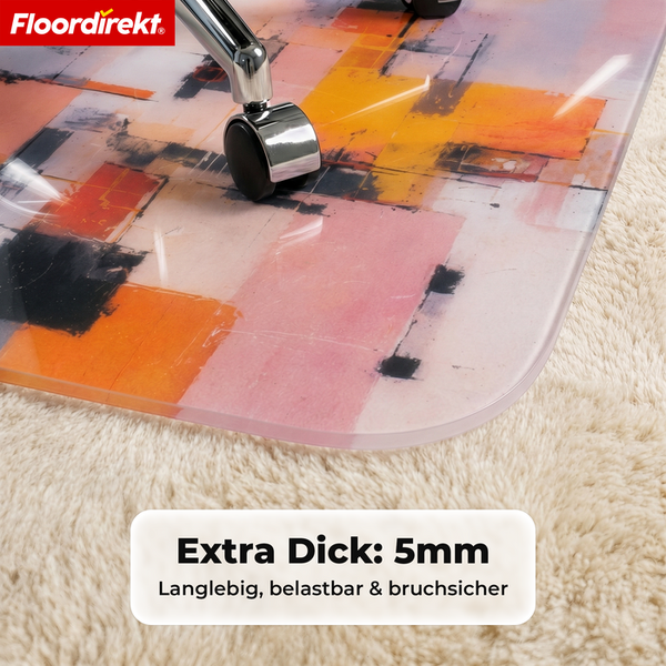Floordirekt Logo. Bodenschutzmatte für Teppichboden mit abstraktem Muster. 5 Millimeter Dicke, langlebig und bruchsicher. Bürostuhlrolle auf der Matte.