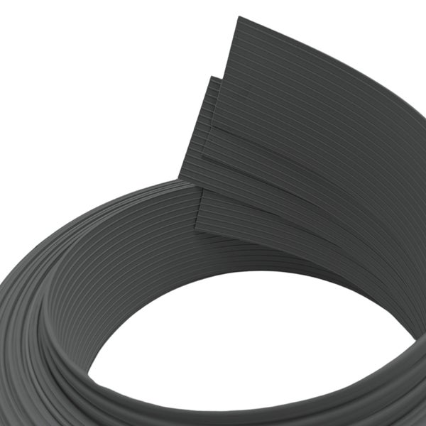 Dunkelgraues Kantenschutzprofil aus Kunststoff, aufgerollt