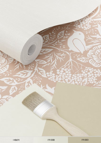 Tapetenrolle mit Vogelmuster, Pinsel und Farbfelder