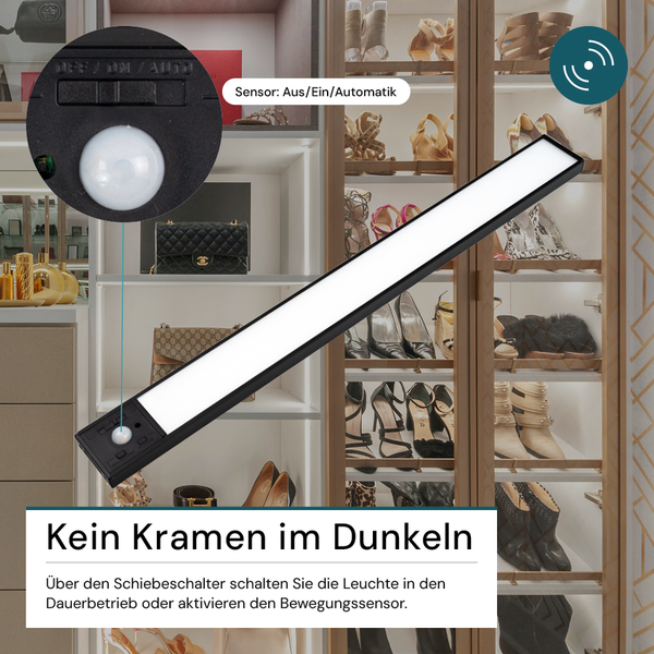 LED-Schrankleuchte mit Bewegungssensor in einem begehbaren Kleiderschrank.