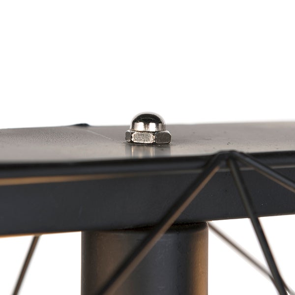 Nahaufnahme einer Hutmutter auf einer schwarzen Metalloberfläche