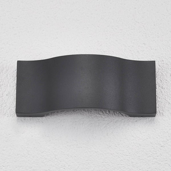 Moderne wellenförmige Außenwandleuchte in Anthrazit.