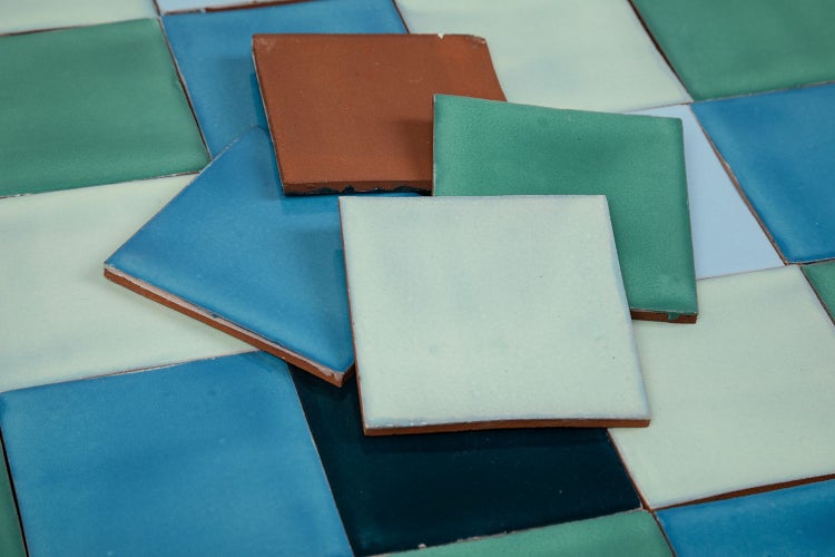 Quadratische Keramikfliesen in verschiedenen Farben