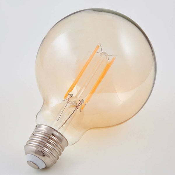 LED-Filament-Leuchtmittel in Globe-Form mit E27-Sockel, bernsteinfarbenem Glas und sichtbaren Leuchtfäden.