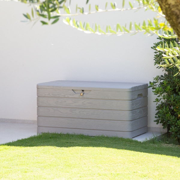 Graue Gartenbox mit Vorhängeschloss im Außenbereich auf Rasen