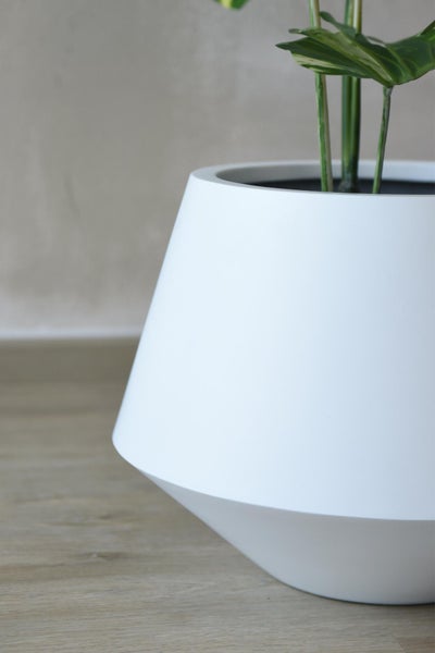 Moderner geometrischer Blumentopf aus Kunststoff mit konischer Form für Zimmerpflanzen.