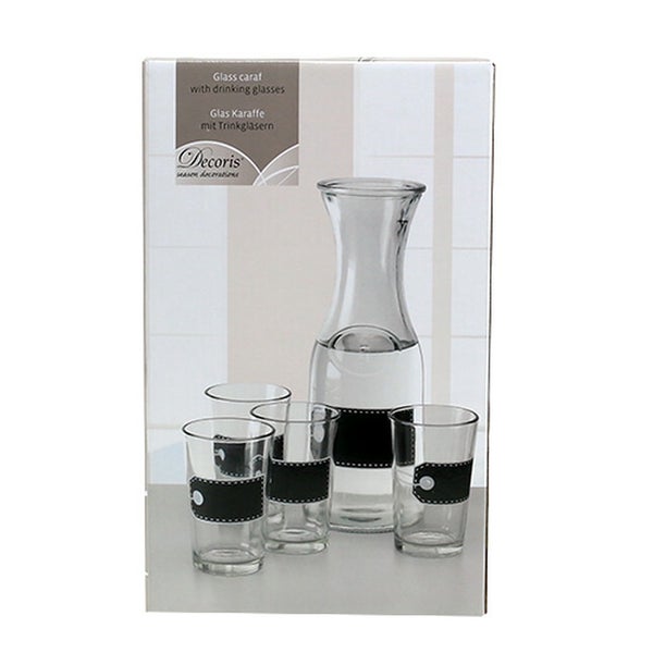 Glaskaraffe mit vier Trinkgläsern von Decoris in Verkaufsverpackung, Set aus klarem Glas mit schwarzen Beschriftungsfeldern.
