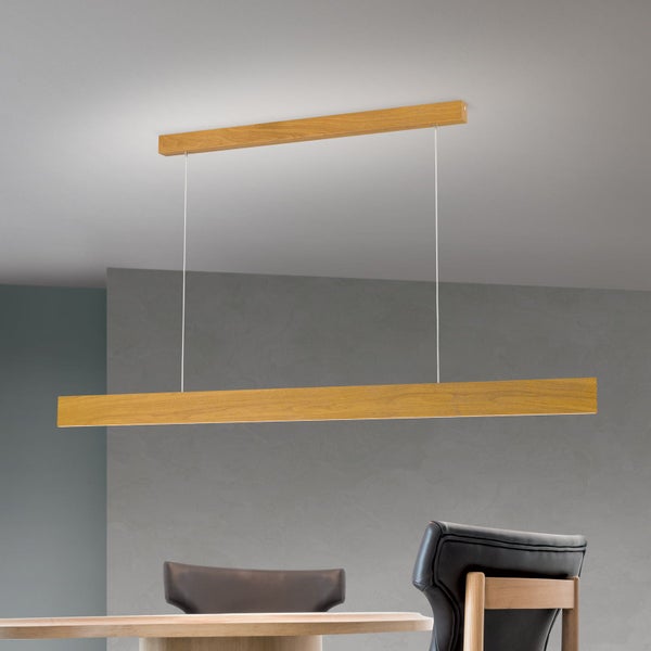 Moderne LED Pendelleuchte aus Holz in Balkenform zur Beleuchtung über einem Esstisch