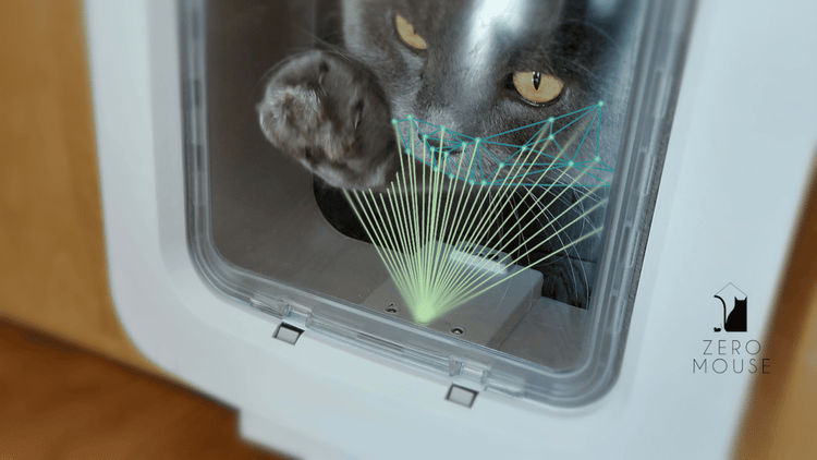 Eine Katze blickt durch eine Katzenklappe mit Gesichtserkennungstechnologie. Zero Mouse Logo.