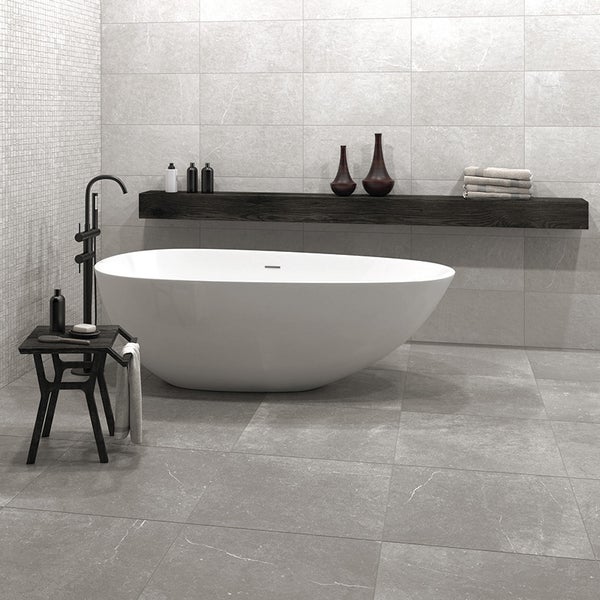 Modernes Badezimmer mit freistehender Badewanne, dunklem Regal, Fliesen in Steinoptik und schwarzer Armatur in minimalistischer Gestaltung.