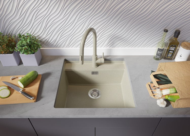 Spüle mit Armatur auf einer Küchentheke mit Lebensmitteln