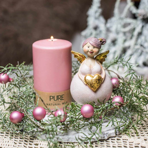 Dekoration mit Stumpenkerze, Engelsfigur und Weihnachtskugeln