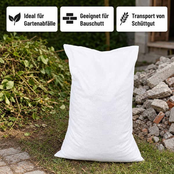 Ein stabiler Gewebesack für Gartenabfälle, Bauschutt und Schüttgut, stehend auf einer Rasenfläche vor einem Haufen Grünschnitt und Bauschutt.