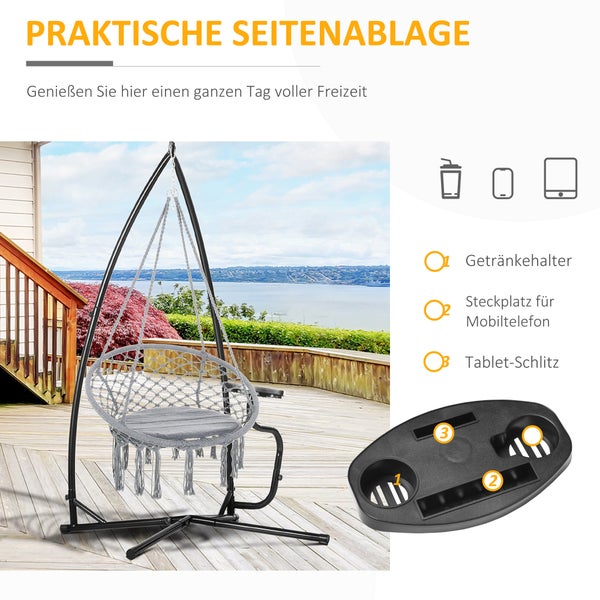 Solar-Gartenleuchte in Rattan-Optik mit warmweißem Licht auf einer Rasenfläche, witterungsbeständig und spritzwassergeschützt. Schutzart IP 44.