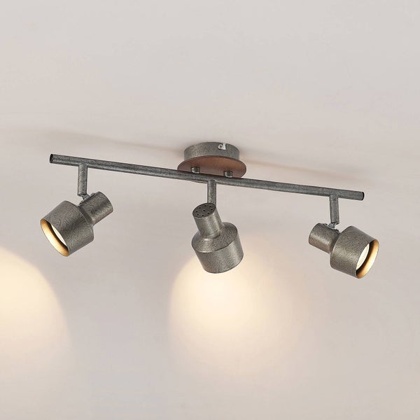 Dreiflammiger Deckenstrahler im Industrie-Design aus Metall mit Holz-Element und verstellbaren Spots.