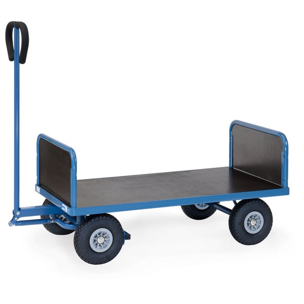 Plattformwagen aus blauem Stahl mit Holzplattform, zwei Stirnwänden, Deichsel und vier Luftreifen.