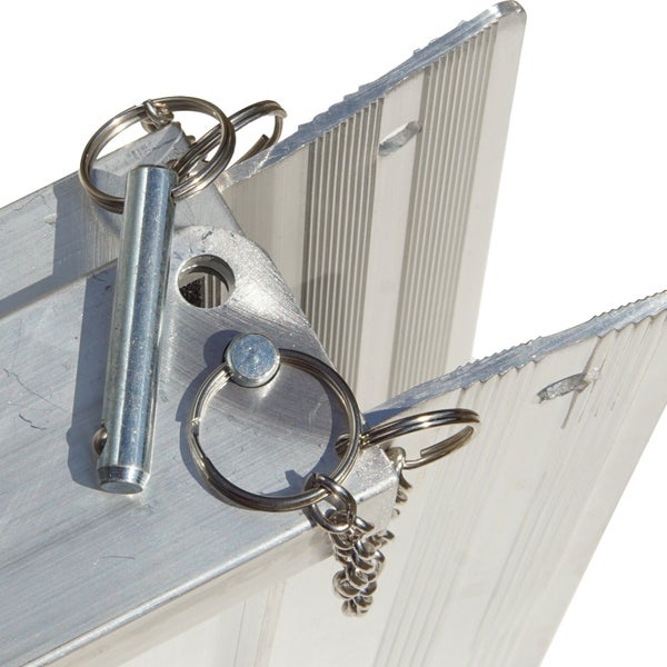 Detailansicht einer Aluminiumrampe mit Sicherungsstift und Kette