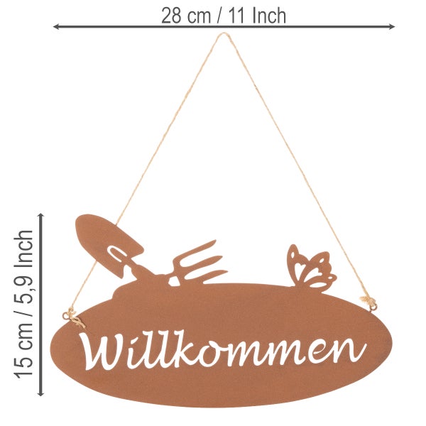 Ovales Deko-Schild aus Metall in Rostoptik mit Aufschrift Willkommen, Gartengeräten und Schmetterling, 28 Zentimeter breit, 15 Zentimeter hoch.