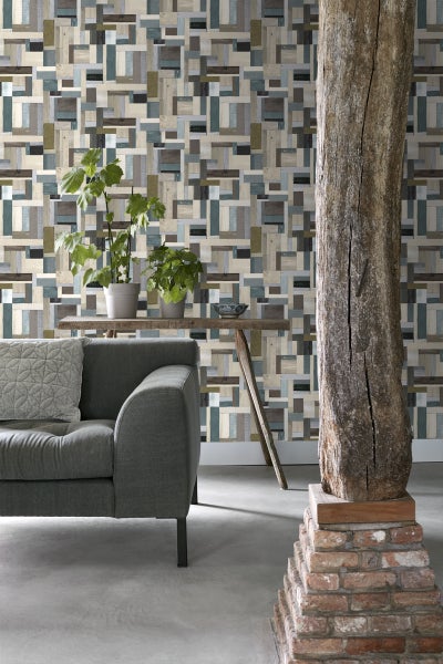 Wohnzimmer mit grauer Couch und Wandgestaltung mit Holzpaneel-Optik