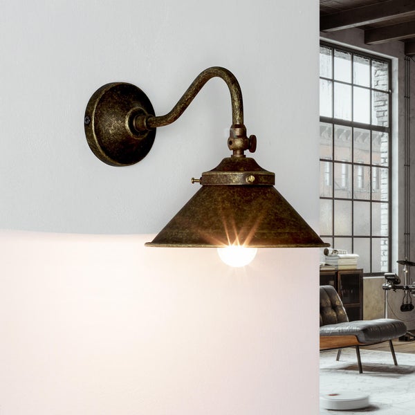 Wandleuchte im Innenraum mit Lampenschirm und Metallarm