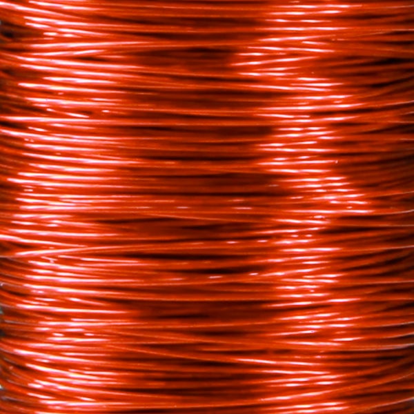 Orangefarbener Basteldraht aus Metall, eng aufgewickelt.