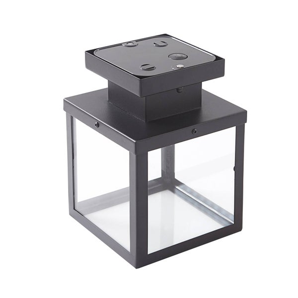 Quadratische Außen-Deckenleuchte aus schwarzem Metall mit klaren Glasscheiben im modernen Laternen-Design.