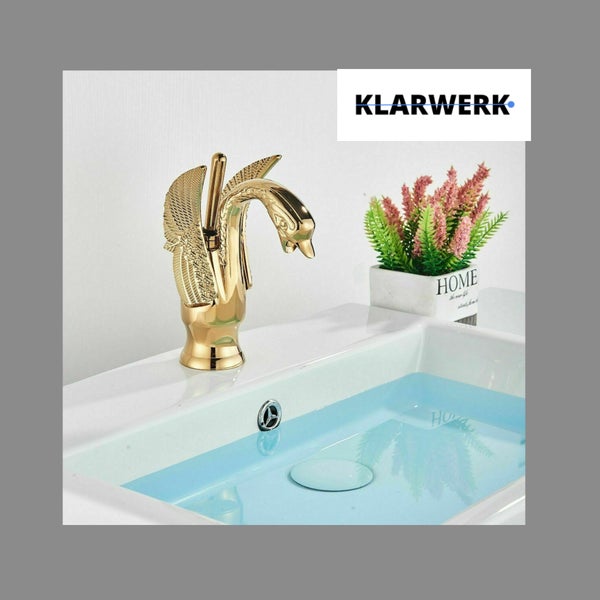Klarwerk Waschtischarmatur in Schwanenform, goldfarben, montiert an einem modernen Waschbecken mit Blumendekor im Hintergrund.