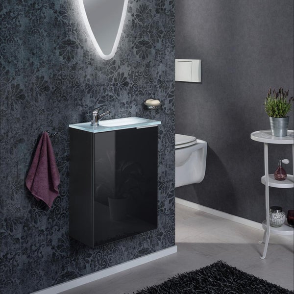 Modernes Badezimmer mit schwarzem Waschtischunterschrank, Spiegel, Toilette und Dekoration