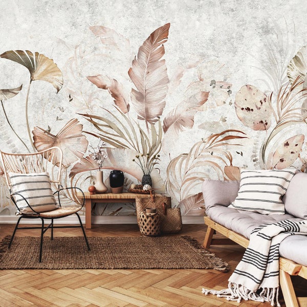 Wohnraum mit blattgemusterter Tapete, Holzmöbeln und Naturfaserteppich für eine natürliche Atmosphäre