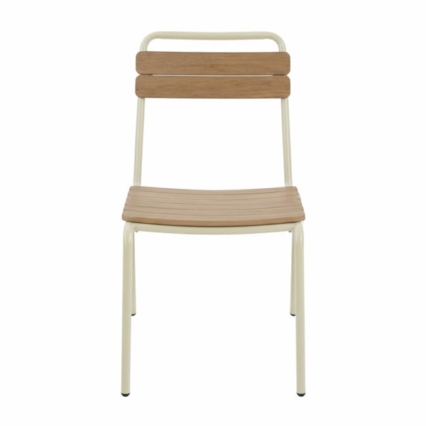 Gartenstuhl mit cremefarbenem Metallgestell und Sitzfläche sowie Rückenlehne aus hellen Holzlatten.