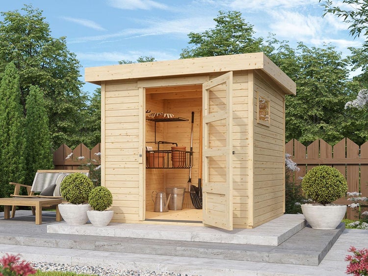 Gartenhaus aus Holz mit Flachdach, offener Tür und Gartenwerkzeug im Inneren, auf einer Steinterrasse im Garten platziert.