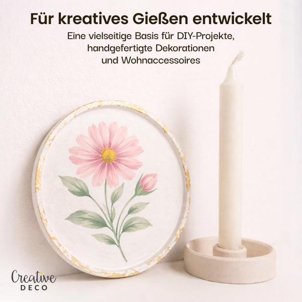 Handgefertigtes Tablett mit Blumenmuster und Kerzenständer aus Gießmasse für kreative DIY-Dekorationen, Creative Deco Logo.