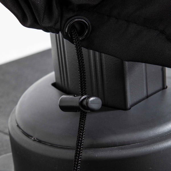Detailaufnahme einer schwarzen Schutzhülle mit Kordelzug und Kunststoffstopper zur Befestigung an einem Sockel.