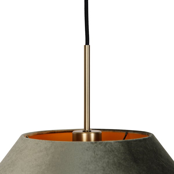 Detail einer Pendelleuchte mit einer messingfarbenen Metallstange und einem grauen Stoffschirm mit orangefarbener Innenseite.