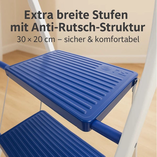 Detailansicht einer Trittleiter mit breiten, blauen Stufen und Antirutschstruktur